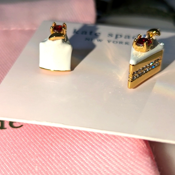 Kate Spade New York Pastry 🍰 🎂 🍰 🎂 Shop Cake Slice Studs - Picture 12 of 16